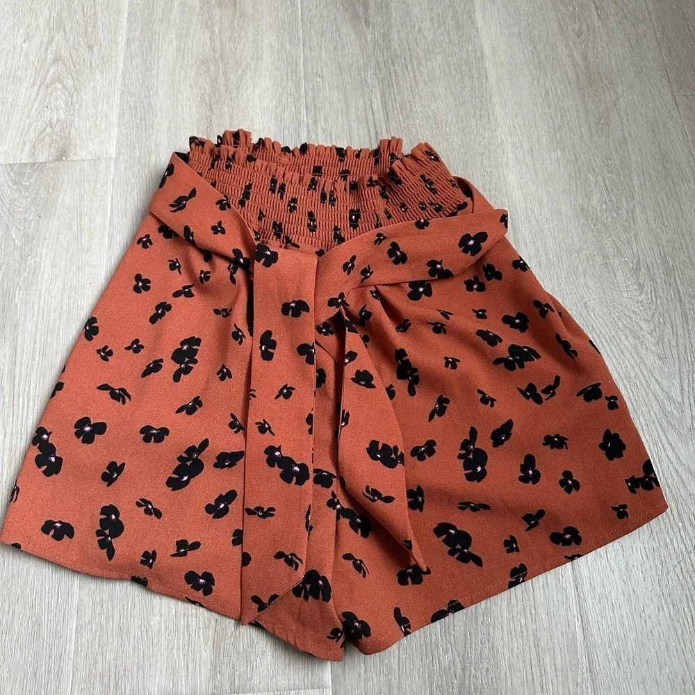 LEITH High Waisted floral Tie front shorts with front pockets Sz Xs